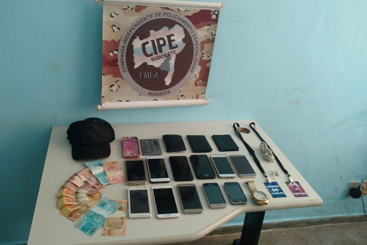 Polícia apreende onze celulares furtados com três indivíduos durante o aniversário de Candiba
