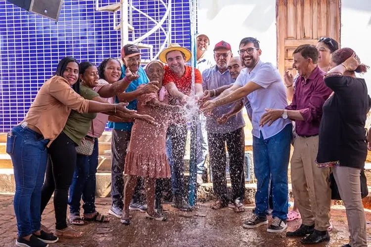 Prefeito inaugura sistema de abastecimento de água para 1 mil famílias em Brumado