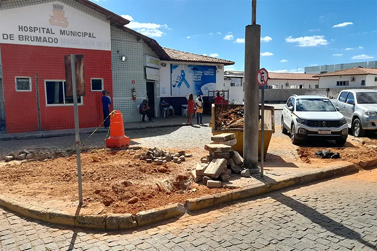 Brumado: Árvores retiradas do hospital estavam causando transtornos estruturais e ambientais