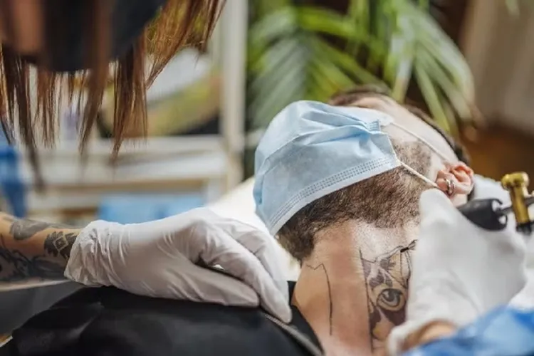 Tatuador é condenado por tatuar adolescente sem autorização dos pais