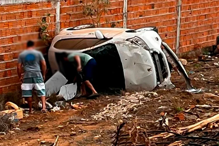 Carro capota após motorista desviar de cachorro em Livramento de Nossa Senhora