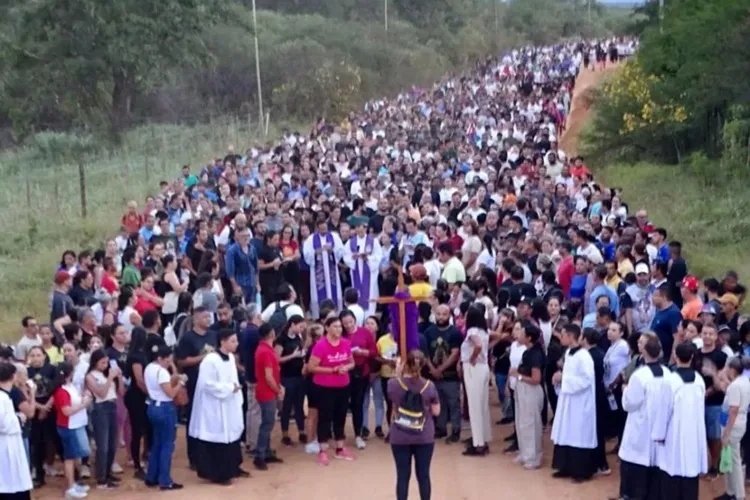 Silêncio e oração: A jornada de 10 km dos fiéis de Brumado no dia da Paixão de Cristo