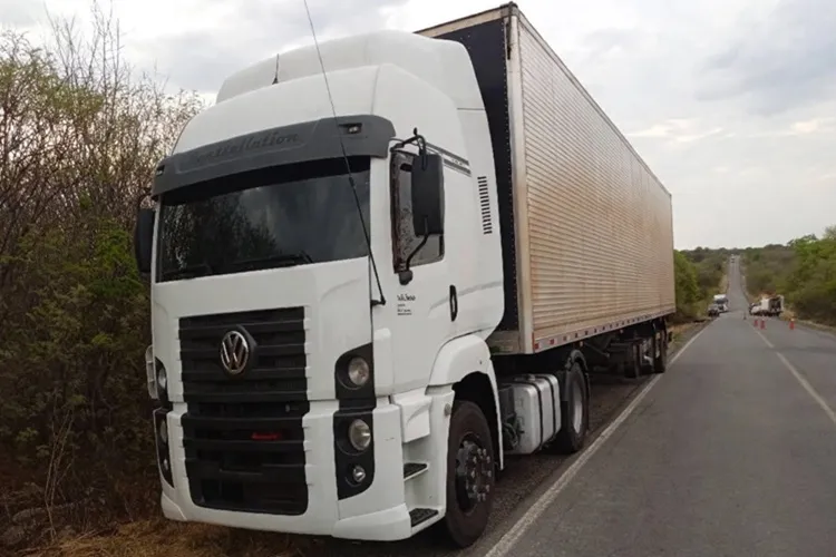 Pindaí: Motorista de 26 anos invade contramão, bate em carreta e fica preso às ferragens na BR-122