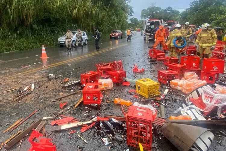 Três funcionários de cervejaria morrem após batida entre caminhões na BR-415