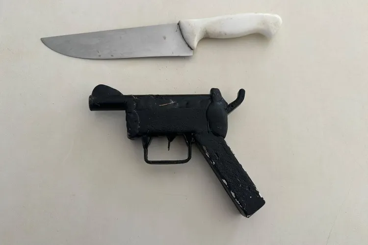Homem é detido em Caetité com simulacro de arma e faca após denúncias de furto