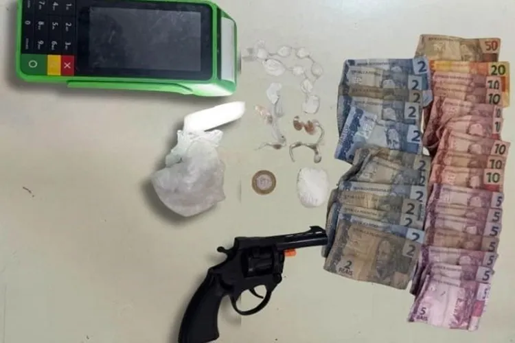Rondesp apreende drogas, simulacro e moto com suspeito de tráfico em Bom Jesus da Lapa