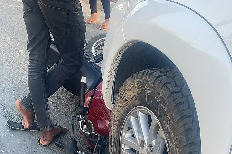 Motocicleta para embaixo de caminhonete após colisão em Bom Jesus da Lapa