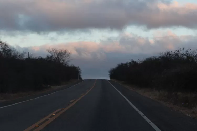 Paramirim: Motociclista bate em traseira de veículo parado na BA-152 e morre na hora