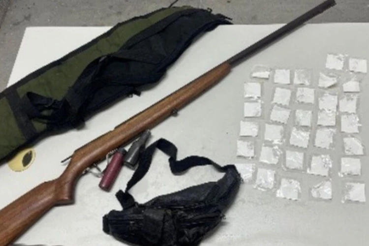 Indivíduo é preso com drogas e arma na zona rural de Macaúbas
