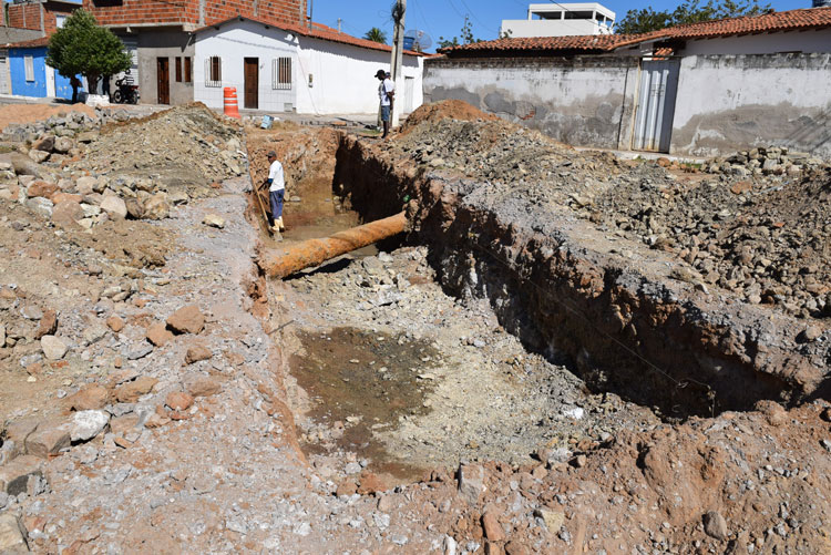 Brumado: Populares estão preocupados com possível contaminação de água em galeria de esgoto