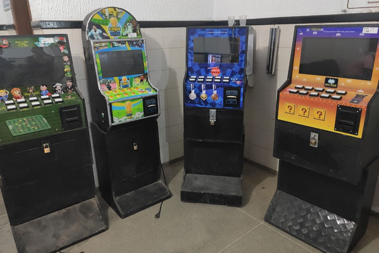 Dono de bar é preso com arma de fogo e máquinas caça-níqueis em Guanambi