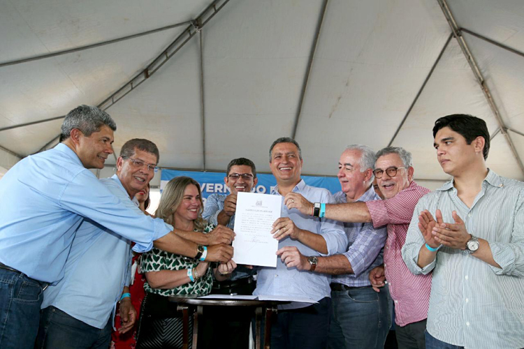 Iuiu: Rui inaugura sistema de abastecimento e autoriza recuperação de rodovia