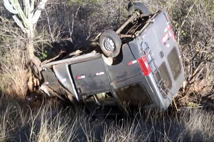 Van com passageiros de Jânio Quadros tomba na BA-262 em Caraíbas
