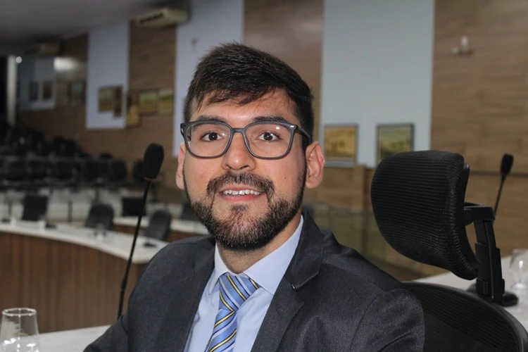 'Aprovamos um pacotaço de benefícios para Brumado', diz vereador João Vasconcelos 