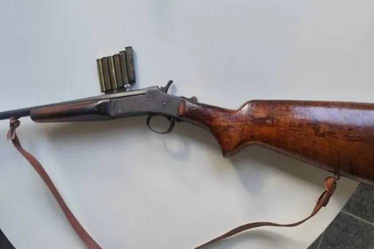 17º BPM apreende arma de fogo, prende agressor e localiza moto abandonada