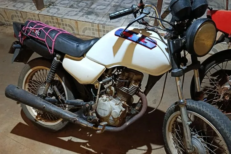 Moto barulhenta leva polícia a descobrir motor furtado e adulteração em Tremedal
