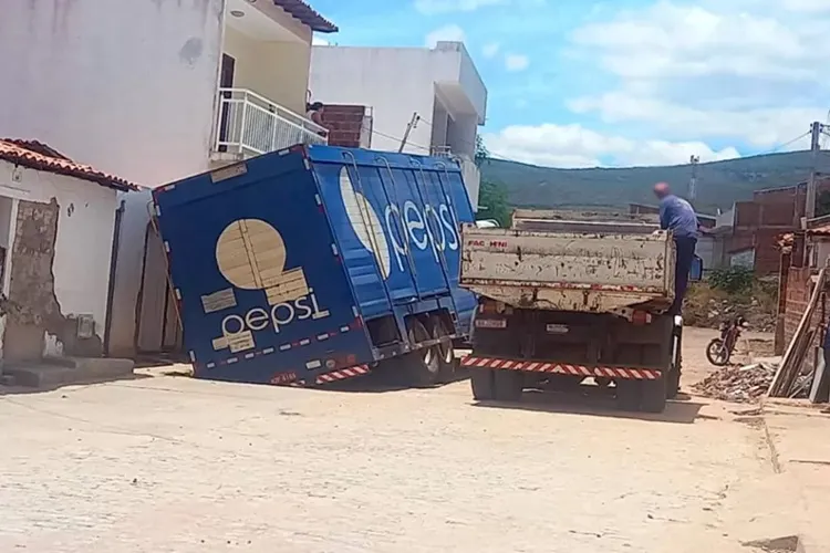 Galeria de esgoto cede em Brumado e caminhão de bebidas afunda no Bairro Dr. Juracy