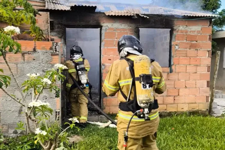 Casa é destruída por incêndio após botijão de gás explodir em Porto Seguro