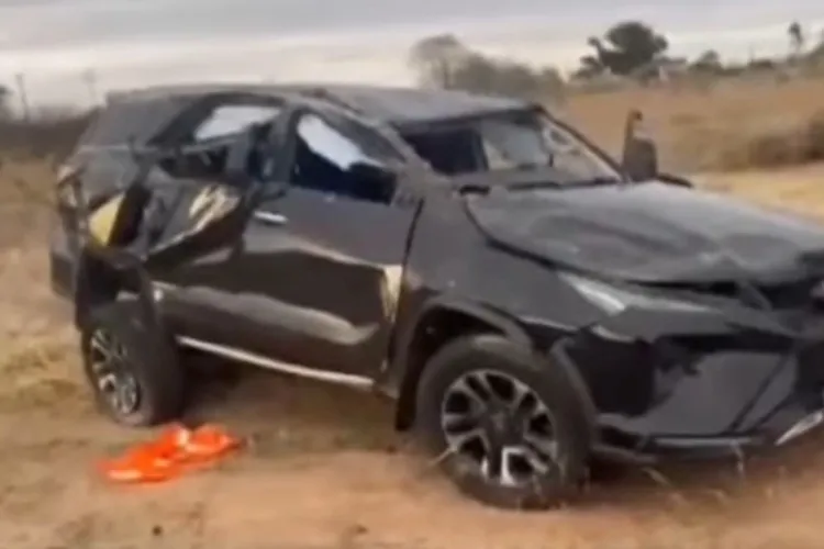 Caminhonete capota cinco vezes na BR-030 em Palmas de Monte Alto