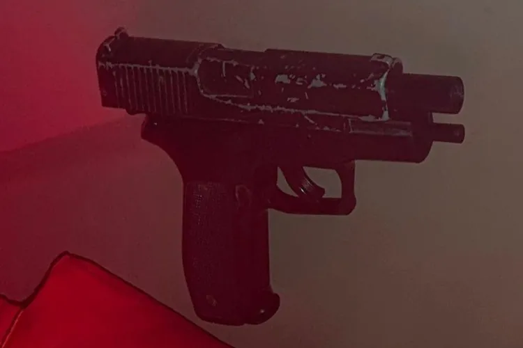 Entregador de delivery suspeito de roubos é preso com simulacro de pistola em Caetité