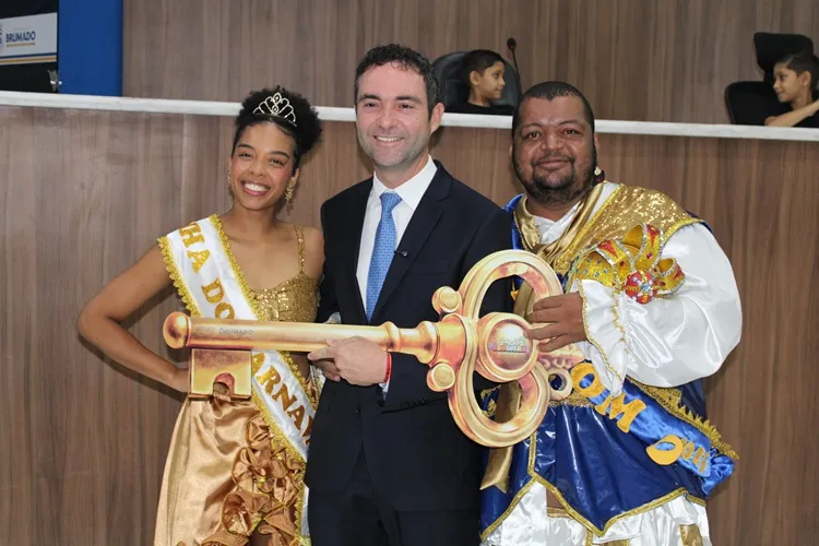 Brumado: Rei Momo oficializa o fim do Carnaval 2026 e devolve chave da cidade ao prefeito