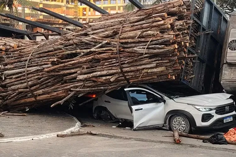 Carga de madeira cai de caminhão, esmaga carro e deixa um ferido em Salvador