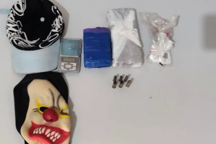 Máscara de palhaço, drogas e munições são apreendidas em Riacho de Santana