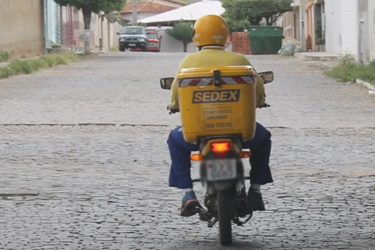 Carteiro atacado por cão em serviço obtém pensão vitalícia dos Correios