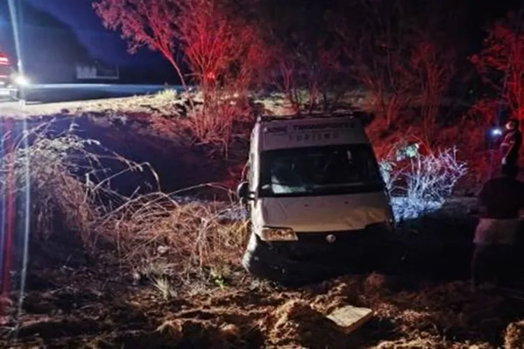 Idoso embriagado perde o controle de micro-ônibus e cai em barranco na BA-160, em Iuiu