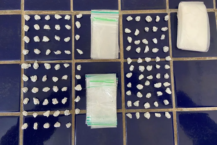 24º BPM apreende drogas durante patrulhamento no Bairro do Mercado em Brumado