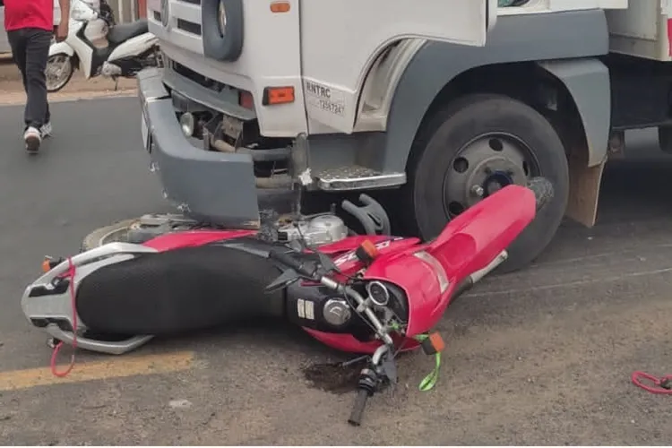 Idoso de 74 anos morre após colisão entre motocicleta e caminhão baú em Guanambi