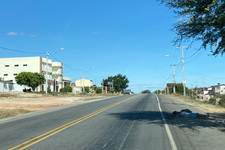 Perigo em Aracatu: Homem em situação de rua é flagrado deitado às margens da BA-262