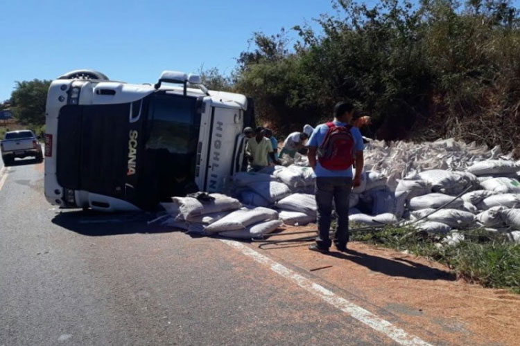 Caetité: Motorista cochila ao volante e carreta tomba na BR-030