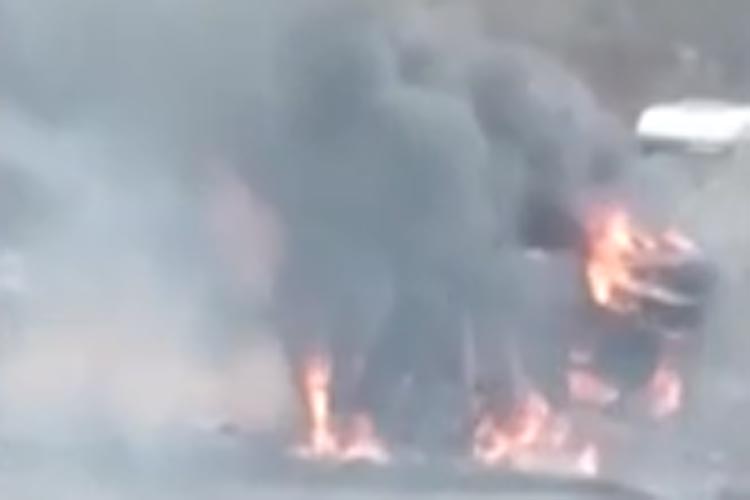 Caminhão-tanque tomba e pega fogo na BA-026
