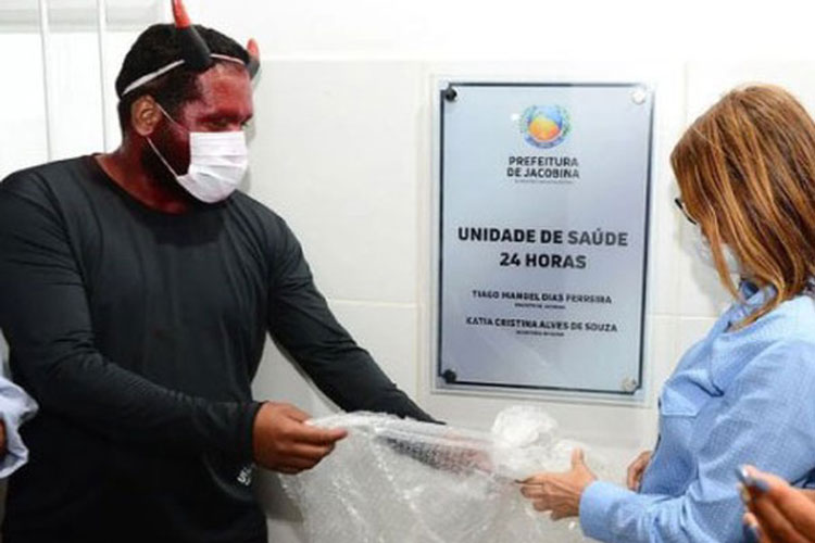 Prefeito de Jacobina inaugura unidade de Saúde fantasiado de 'diabo'