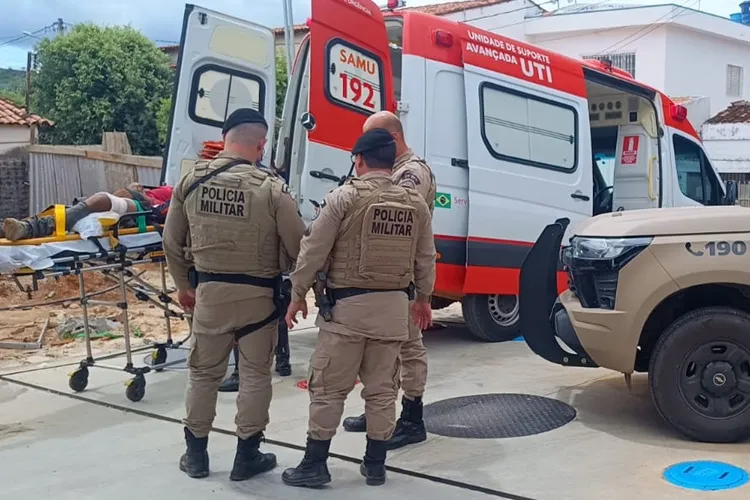 Trabalhador é baleado por dupla em moto durante obra em posto de combustíveis em Brumado