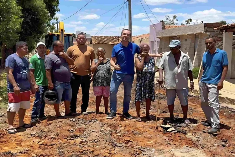 Rua Nazaré, em Brumado, recebe pavimentação após 30 anos de espera