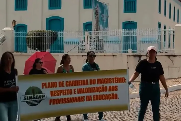 Riacho de Santana: População vai às ruas em defesa dos direitos dos professores municipais