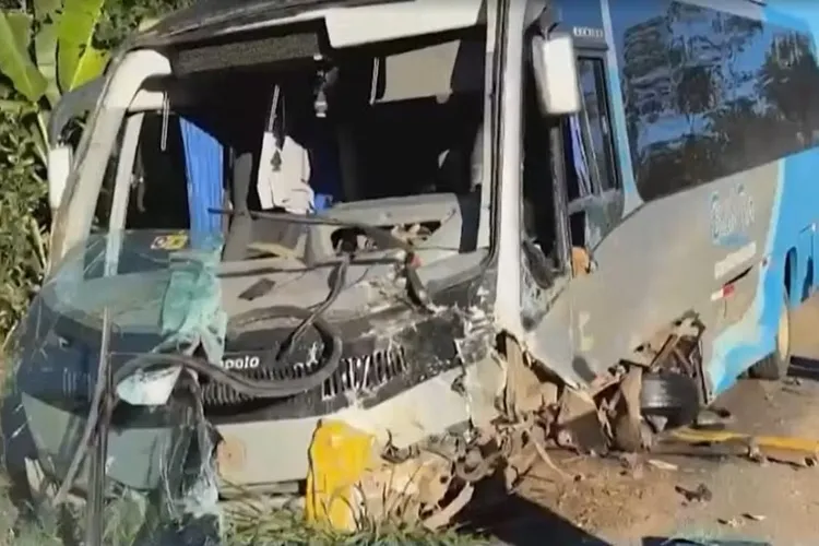 Quatro pessoas morrem após colisão entre micro-ônibus e carro em Mascote