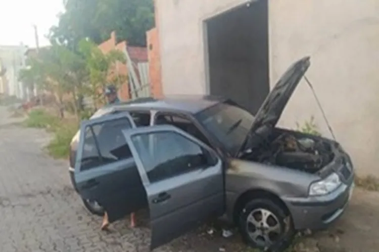 Bandidos abandonam carro em chamas após falha em tentativa de furto em Guanambi