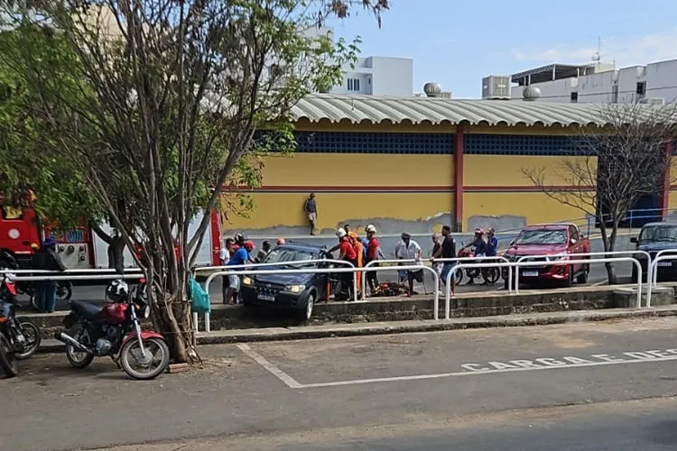 Carro perde o controle, invade mureta e cai em canal de esgoto na feira livre em Guanambi