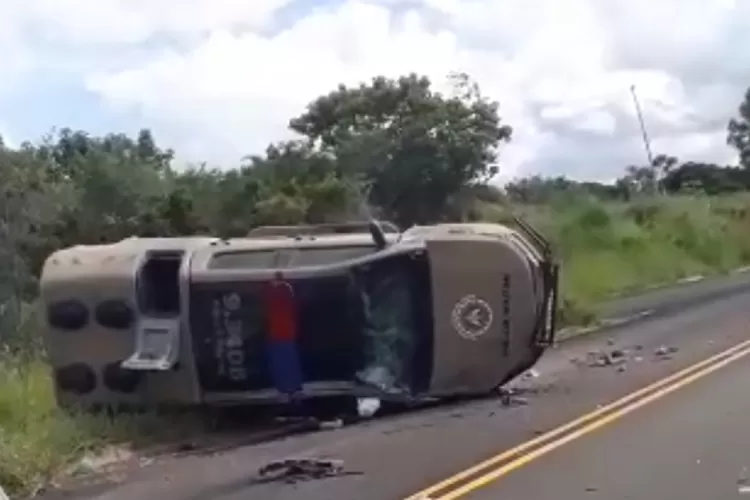 Comandante da PM de Brumado fica ferida após viatura capotar em acidente na BA-026
