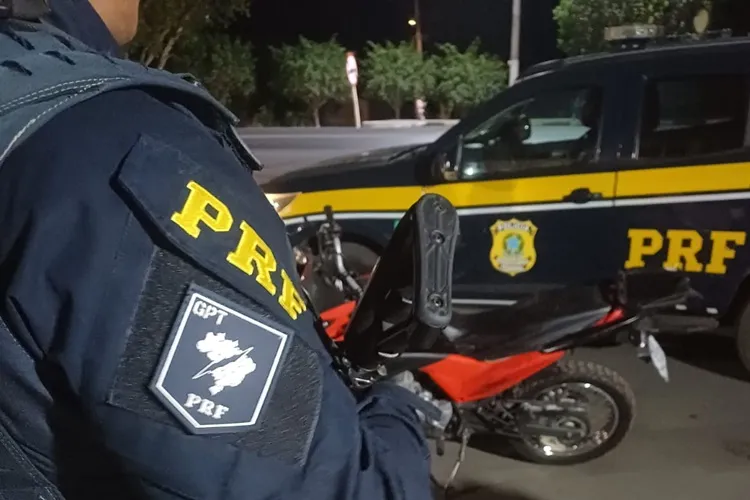 PRF recupera três veículos roubados durante fiscalização na BR-242 na região de Seabra