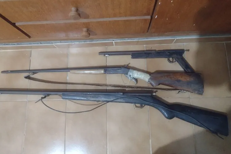 Mulher é agredida a socos e denuncia arsenal do companheiro em Condeúba