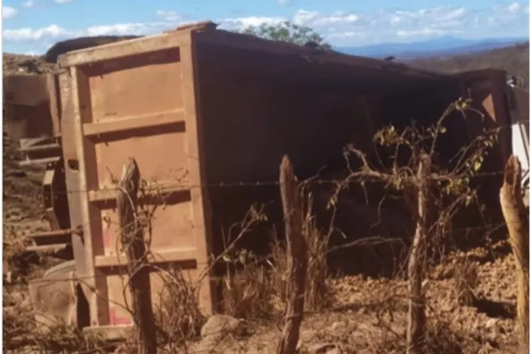 Caçamba e carro de passeio se envolvem em acidente na zona rural de Macaúbas