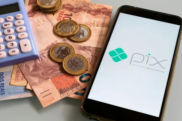 Receita Federal volta a negar taxação do Pix e alerta para golpes