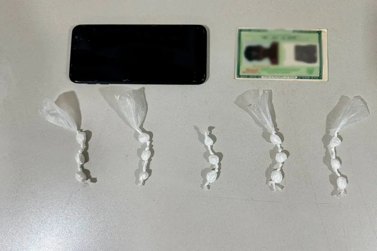 Homem é preso com cocaína após comparsa fugir de abordagem em Bom Jesus da Lapa