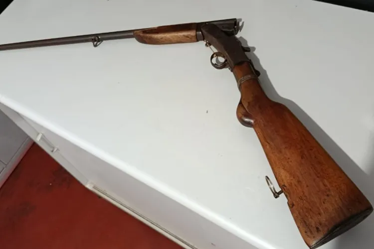 Homem é preso com espingarda na zona rural de Boquira