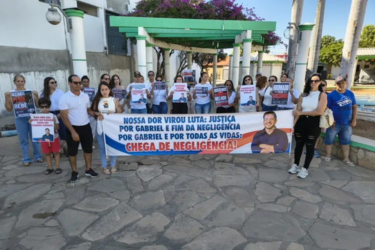 Protesto em Brumado exige atendimento humanizado e apuração sobre a morte de Gabriel Teixeira