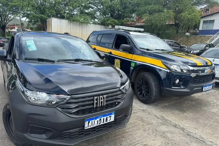 PRF recupera veículo com registro de furto na BR-116 em Jequié